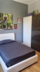 A bed or beds in a room at Dudi Apartment