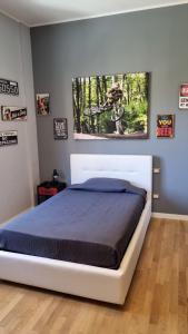 A bed or beds in a room at Dudi Apartment