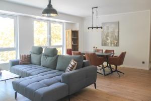 uma sala de estar com um sofá e uma mesa em New York Apartment em Koblenz
