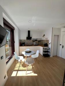 eine Küche mit einem Tisch und Stühlen im Zimmer in der Unterkunft Duplex Los Serrano in Salamanca