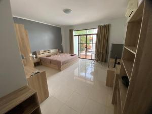 een slaapkamer met een bed en een groot raam bij Da Puccio Rawai Guesthouse in Rawai Beach