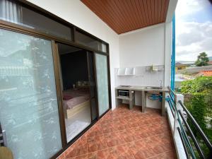 Ban công/sân hiên tại Da Puccio Rawai Guesthouse