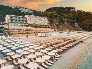 een groep parasols en stoelen op een strand bij Ionion Beach Resort in Parga