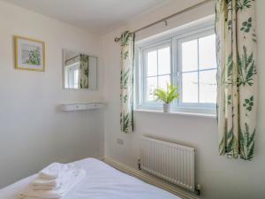 1 dormitorio con cama y ventana en Spire Haven, en Chesterfield