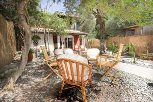 un groupe de chaises et une table dans une cour dans l'établissement Eleni's Guesthouse, à Paleokastritsa