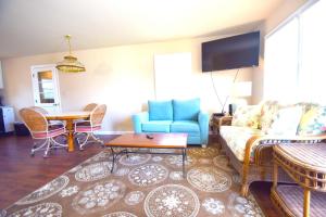 uma sala de estar com um sofá e uma mesa em Three-Bedroom House em Ocean City
