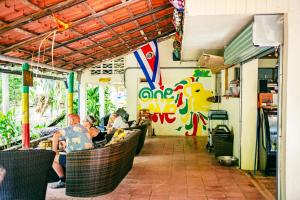 eine Gruppe von Personen, die in einem Restaurant sitzen in der Unterkunft Hona Beach Hotel in Dominical