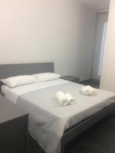 1 dormitorio con 1 cama con 2 toallas en B&B Roseal, en Brusciano