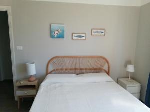 - une chambre avec un lit et trois photos sur le mur dans l'établissement IL VELIERO, à Camogli