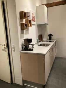 Varde Bed and Kitchen的厨房或小厨房