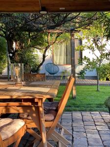 una mesa de picnic de madera bajo una sombrilla en un patio en Garden House, en Timisoara