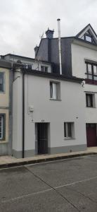 a white building on the side of a street at Casa Concha do Caserón do Viaxeiro in Mondoñedo