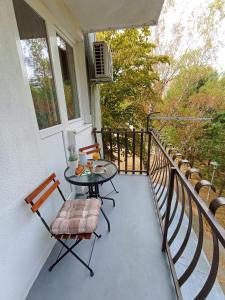 um pátio com uma mesa e cadeiras numa varanda em Sunray Studio Apartment em Zagreb