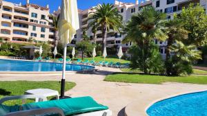 Bazén v ubytování Luxury Apartment near Cascais Town & Marina nebo v jeho okolí