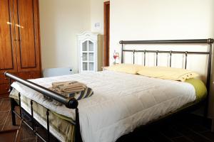 um quarto com uma cama grande com uma estrutura de metal em Giota's Gasthaus em Zakharo