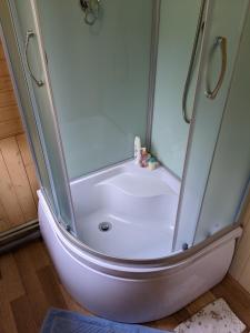 タターリウにあるNa Hutoriのバスルーム(ガラスドア付きのシャワー付)