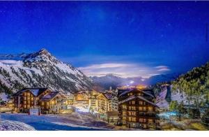 a lodge in the mountains at night with snow at Arcs 1950 , CALM Comme A La Montagne in Arc 1950