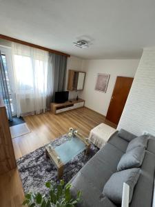 een woonkamer met een bank en een tv bij Apartment with a sun terrace,privat parking in Banská Bystrica