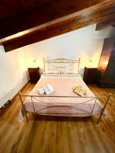 Un pat sau paturi într-o cameră la IL GIARDINO DI ATHENA