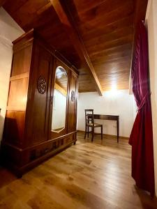 Habitación con armario de madera y mesa. en IL GIARDINO DI ATHENA en Paestum