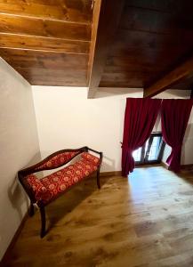 una stanza con panchina in una stanza con tende rosse di IL GIARDINO DI ATHENA a Paestum