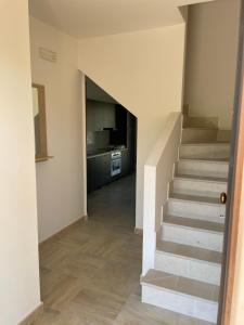 un pasillo con escaleras y una cocina en una casa en AREA 21, en Petacciato