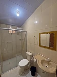 琵琶的住宿－Free! Hostel Vila，浴室配有卫生间、淋浴和盥洗盆。
