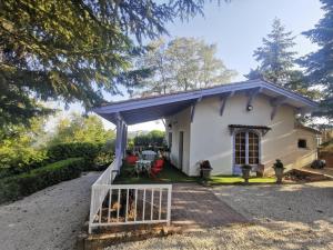 Saint-Jean-de-MuzolsにあるTikazéla - Domaine Ombre et Lumièreの青屋根の小さな白い家