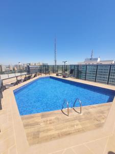 a swimming pool on the roof of a building at Lets Idea Brasília Hotel By Rei dos Flats in Brasília
