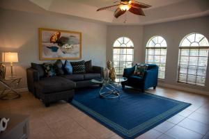 Zona d'estar a Charming vacation home in Port St Lucie.