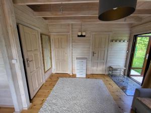 Habitación con puertas blancas y alfombra blanca en Domek 105 en Gietrzwałd