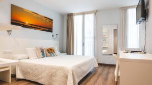 Postel nebo postele na pokoji v ubytování Agusti Hostal