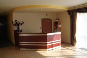 a lobby with a cash counter in a room at Hotel Przylesie in Sierosław