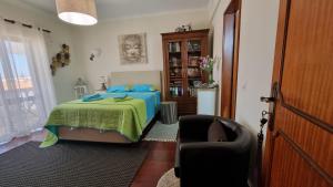 Postel nebo postele na pokoji v ubytování Quarto en-suite Casa Cristina