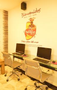 sala konferencyjna z dwoma laptopami na biurku w obiekcie Hotel Ciudad Bonita w mieście Bucaramanga