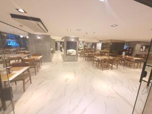 Un comedor con mesas y sillas en un restaurante. en Flat Lets Idea Brasília Hotel By Rei dos Flats, en Brasilia