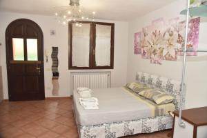 een slaapkamer met een bed en een raam bij Casa Emanuela, Il nostro Nido d'amore in Casalgrande