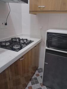 Dapur atau dapur kecil di Captivating 1-Bed Studio in Sapele