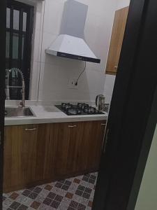 Dapur atau dapur kecil di Captivating 1-Bed Studio in Sapele