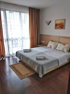 Giường trong phòng chung tại Oksana's Apartment at Infinity