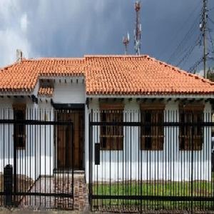 una casa con una valla de hierro delante de ella en Hotel Niza Colonial en Bogotá