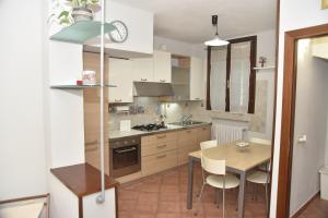 een keuken met een tafel en een eetkamer bij Casa Emanuela, Il nostro Nido d'amore in Casalgrande