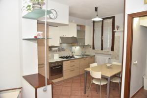 A kitchen or kitchenette at Casa Emanuela, Il nostro Nido d'amore