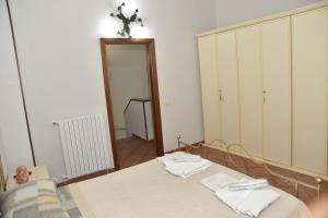 A bed or beds in a room at Casa Emanuela, Il nostro Nido d'amore