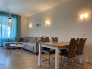 een woonkamer met een tafel en een bank bij Kaliakria Infinity Pool Apartment in Topola