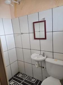 une salle de bain avec toilettes et lavabo dans l'établissement Pousada Videiras Santa Rita de Cássia, à Cachoeira Paulista