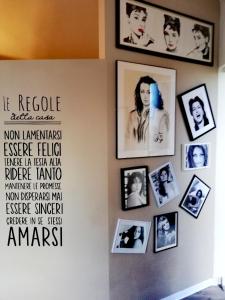 a wall with pictures on a wall with a sign on it at Il rifugio dei vinili by Casolare Isabella in Ponsacco