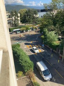 a street with cars parked in a parking lot at Brooklyn - Studio moderne à 2 pas du tram A in Grenoble