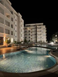 乌尔齐尼Apartment SONJA的夜晚，建筑物前的游泳池