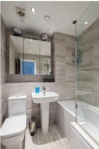 een badkamer met een wastafel, een toilet en een douche bij Alltan at Culloden in Culloden